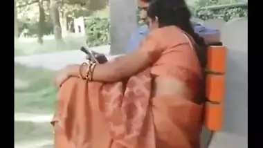 Gujrati Aunty Shows her Boobs in park outdoor mms