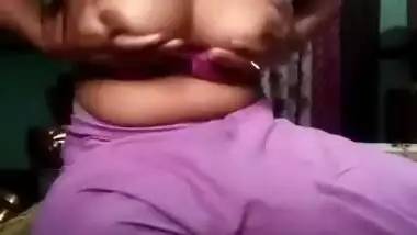 Desi village bhabi mouya mid night fing her pussy