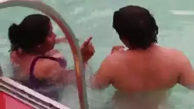 Hot sexy desi aunty showing assets in the pool