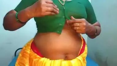 desi aunty showing her boobs and moaning