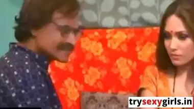 Budde Pati Se Preshan Jawan Bhabhi Ne Karwai Padosi Se