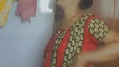 Mature Aunty Ready For Bathing