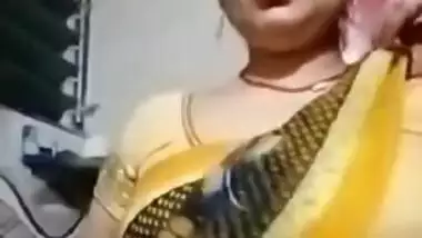 Sexy Desi XXX mom showing her big boobs and wet pussy on cam