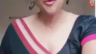 Sexy Hot Girl Big Deep Round Navel in Saree