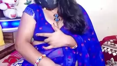 Bhabhi showing her Ass in Live