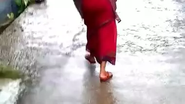 aunty in red saree