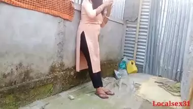 Horny village girl hides to have sex with Desi XXX lover in the yard