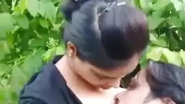 Desi Lover outdoor boobs sucking and smooching