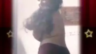 Sexy Desi girl Shows Her Boobs