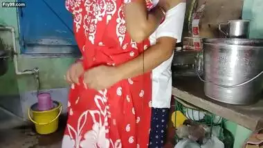 Indian bangali pinki vabi kitchen me kam kar rahi thi or davor aya room pe leja ke chodke vabi ki pussy ko jamke choda