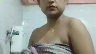 Big boob Desi Bhabi Make Video For Hubby While Bathing