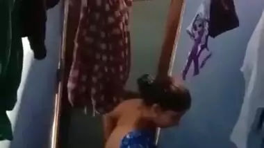 Desi Girl bathing 2 Clips