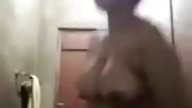 Cute Lankan Girl Record Her Bathing Video