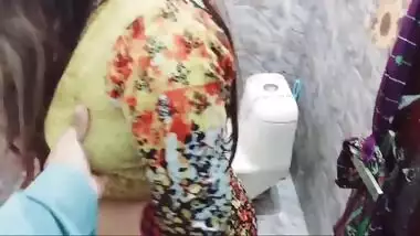 Fat house-owner fucks his cute Desi maid's XXX twat in the toilet