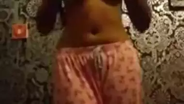 Oversexed Desi babe stripping her salwar to nude