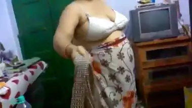 Mature Bhabhi Chaning Sari - Movies. video2porn2