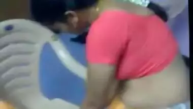 Aunty correcting her saree exposing her boobs and navel