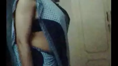 Aunty In Sleeveless Saree