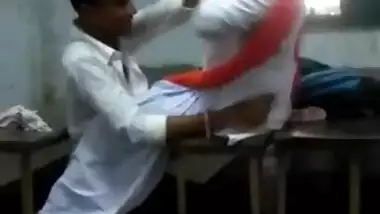 School me masti karte karte pakra gaya