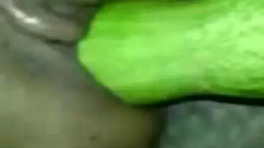 Muslim hijab slut fucked with cucumber