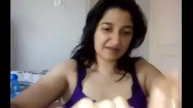 Pakistani sex movie scene of Muslim bhabhi giving consummate blow job