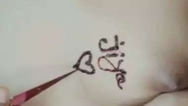 Indian girl putting mehendi on nude body viral MMS