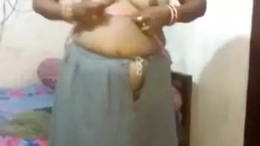 Desi bhabi show her boob-5