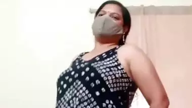 Desi Marathi aunty does sexy dance for the camera