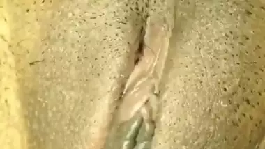 Sexy pussy of Desi Gf filmed nude inside car