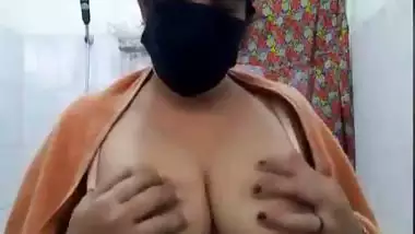 Hot Babe Showing Boobs & Pussy on Live
