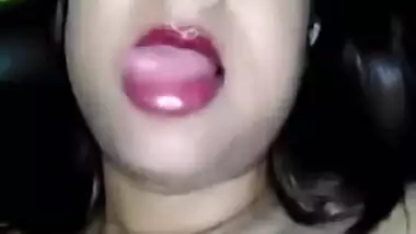 Horny Indian bitch shoves fingers in sex hole and masturbates fast