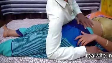 Gujaratsxx - Bhabhi ne padosi ladke ko gulam bana kar chut chatwaya indian sex video