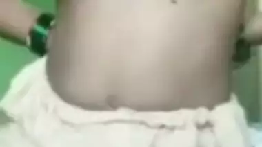 Indian aunty takes off bra to brag about XXX fruits on the camera