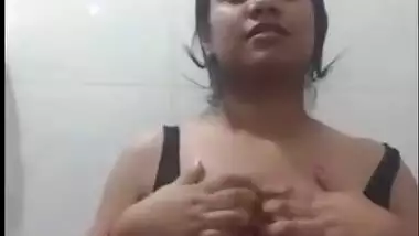 Cute Desi girl Shows her Boobs and Pussy