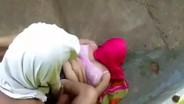 Sonal Bhabhi Ko Ghar Ke Pichwaade Me Bane Aangan Me Choda