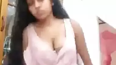 Cute Lankan Girl Exposing Her Nude Body