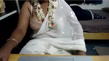 Super Tamil Desi XXX chick dildoing her chubby pussy on cam