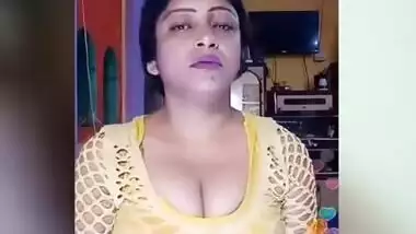 desi aunty showing cleavage on live cam