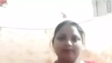 Desi Bhabhi Shows Her Boobs