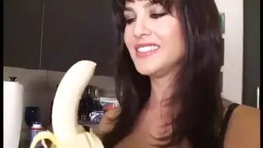 sunny leone teaching blowjob