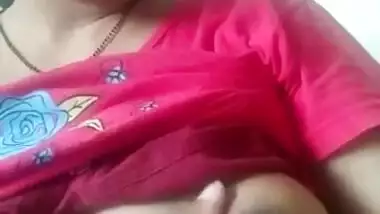 Desi girl pressed her nipple