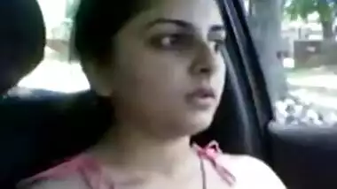 Sexy babe from Goa exposing her boobs in the car