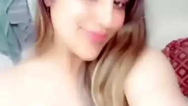 Sexy Paki Babe Showing