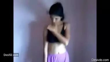 Desi cute teen show her nude body