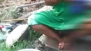 Village bhabhi outdoor nude bath caught by devar