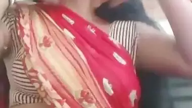 homely hot bhabhi navel show in saree