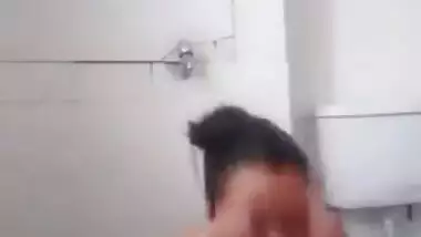 Punjabi couple bathroom sex MMS movie scene scandal