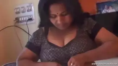 desimasala.co - Huge Boob Aunty Bathing and...