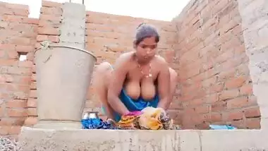 Indian nude video of a big boob bhabhi bathing outdoor