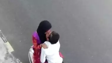 Desi girl very hot kiss in Road